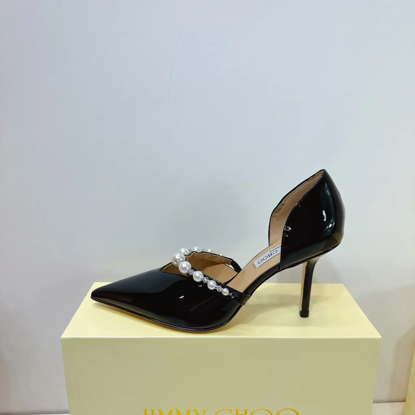 👟👟Ex-factory price 620👟👟 JIMMY CHOO (Jimmy CHOO) 💝💝💝 is a very comprehensive noble fashion lifestyle brand, with a series of women's high-heeled, medium-heeled, flat-heeled sandals with the same straps from major fashion bloggers and celebrities in Hong Kong and the United States.  The Australian pointed toe, round toe and square toe series are simply beautiful. Fall in love with elegance and playful sense of the future. Just by looking at them, you want to own them immediately, but you can really think about a pair of exquisite high heels~~~~~~~~~~~~~~~~~ 💝This series is specially designed for extraordinary and indifferent ladies, thus creating a unique overall effect, Jimmy Choo Design products that inspire women to move forward and show their charm💝💝💝 1⃣️Material: Imported patent leather 2⃣️Inner: Imported Italian lambskin, super soft and delicate 3⃣️Outsole: Imported Italian original original color genuine leather outsole Heel height 8.5 4⃣️Code number: 35 to 39 (34.40.41.42. Customized)